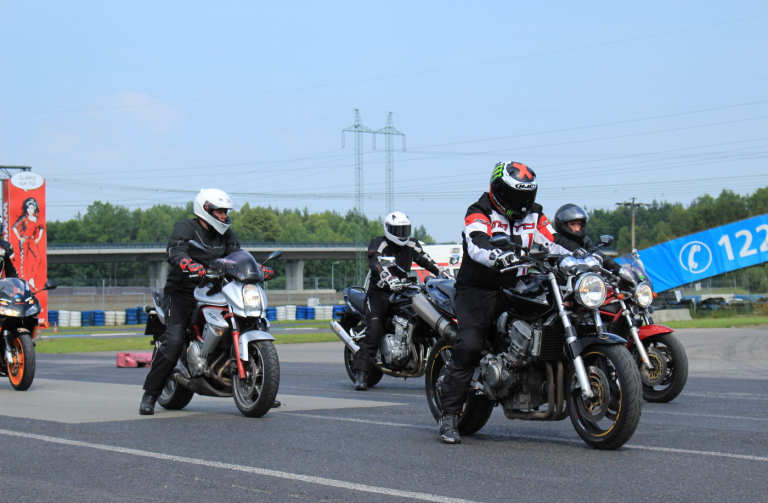 Kurz „Učme se přežít“ si nenechaly ujít na dvě stovky motorkářů 